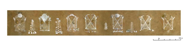 Zrekonstruowana ściana figur z piersiami.