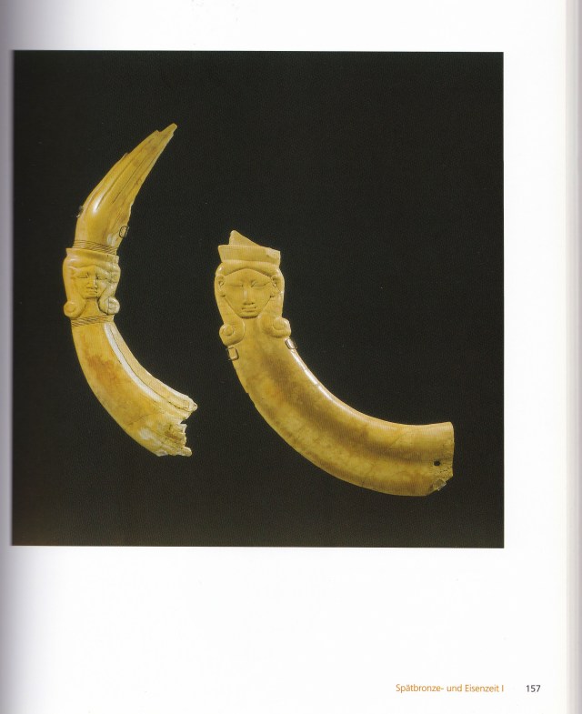 Wizerunki Hathor z charakterystyczna fryzurą na kształt omegi 