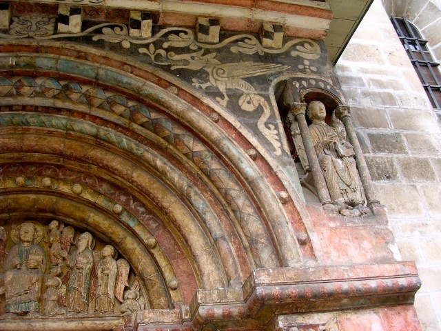 Vouivre na portalu a obok św. Ursyn z ledwie widoczną bestią za plecami